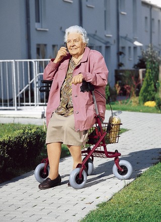 Rollatoren & Rollstühle - Zusammenklappbarer Rollator mit Feststellbremse – Farbe SILBER – Ansicht  Rollatoren & Rollstühle - Zusammenklappbarer Rollator mit Feststellbremse, in Farbe SILBER – Farbe SILBER – Ansicht