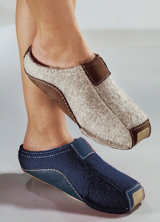 Hausschuhe - HAFLINGER Hausschuh, Walkstoff aus Schurwolle, in Größe 036 bis 046, in Farbe SCHWARZ