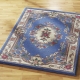 Klassisch - Handgetuftete Brücken und Teppiche – Farbe BLAU Klassisch - Handgetuftete Brücken und Teppiche, in Größe 111 (Brücke, 60x 90 cm) bis 325 (Bettumrandung, 3-teilig), in Farbe BLAU