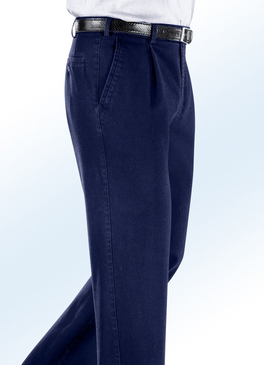 Hosen - Bügelfreie Jeans mit Gürtel in 3 Farben, in Größe 024 bis 062, in Farbe DARKBLUE Ansicht 1