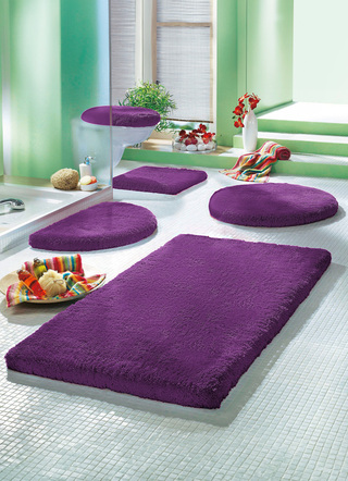 Badgarnituren - Mesana Badgarnitur mit rutschhemmender Rückseite – Farbe AUBERGINE Badgarnituren - Mesana Badgarnitur mit rutschhemmender Rückseite, in Größe 100 (Vorleger halbrund, 50/ 80 cm) bis 112 (Deckelbezug, 47/ 50 cm), in Farbe KIWI