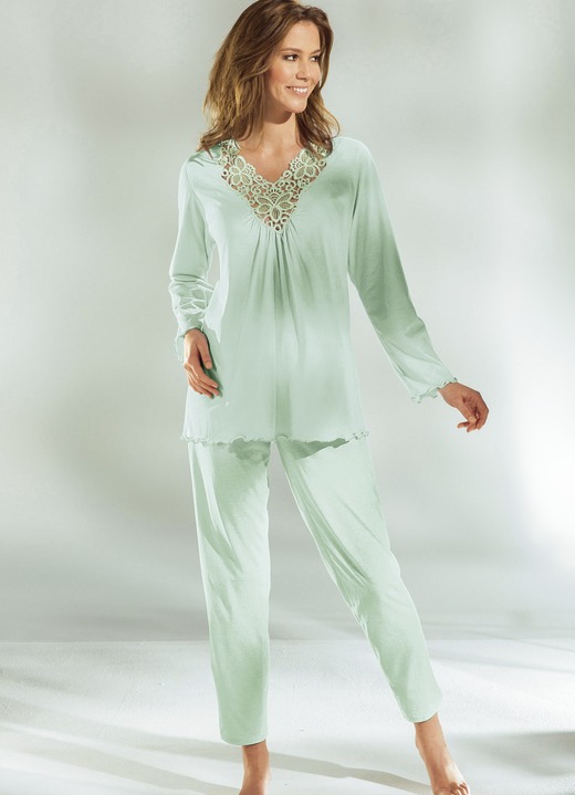 Schlafanzüge & Shortys - Schlafanzug, Langarm mit V-Ausschnitt und Spitze, in Größe 036 bis 054, in Farbe LINDGRÜN Ansicht 1