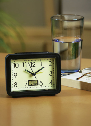 Wecker & Uhren - Leuchtender Wecker, in Farbe SCHWARZ – Farbe SCHWARZ – Ansicht 