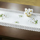 Tischdecken - Raumdekoration mit Gänseblümchen-Stickerei und zarter Häkelspitze, in Größe 130 (Deckchen, 40/ 40 cm) bis 404 (Kissenhülle, 40/ 40 cm), in Farbe WEISS – Farbe WEISS – Ansicht 2