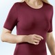 Unterhemden - Zweierpack Shirts mit elastischen Abschlüssen – Farbe 1X BORDEAUX, 1X MARINE – Ansicht 1 Unterhemden - Zweierpack Shirts mit elastischen Abschlüssen, in Größe 036 bis 052, in Farbe 2X WEISS – Farbe 1X BORDEAUX, 1X MARINE – Ansicht 1