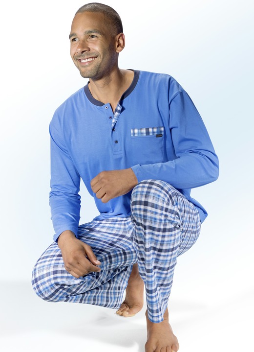 Nachtwäsche - Schlafanzug mit Knopfleiste, Brusttasche und Karodessin, in Größe 046 bis 060, in Farbe AZURBLAU-BUNT Ansicht 1