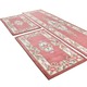 Klassisch - Handgetuftete Brücken und Teppiche – Farbe ROSÉ – Ansicht 3 Klassisch - Handgetuftete Brücken und Teppiche, in Größe 111 (Brücke, 60x 90 cm) bis 325 (Bettumrandung, 3-teilig), in Farbe BLAU – Farbe ROSÉ – Ansicht 3