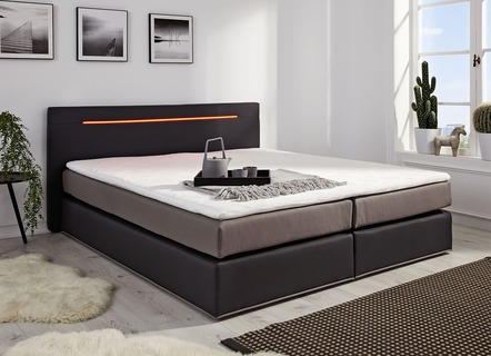 Boxspringbett mit Topper und LED-Beleuchtung