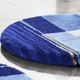 Badgarnituren - Badgarnitur mit rutschhemmender Rückseite – Farbe SAPHIR – Ansicht 4 Badgarnituren - Badgarnitur mit rutschhemmender Rückseite, in Größe 100 (Vorleger halbrund, 50/ 80 cm) bis 112 (WC-Deckelbezug, 47/ 50 cm), in Farbe TÜRKIS – Farbe SAPHIR – Ansicht 4