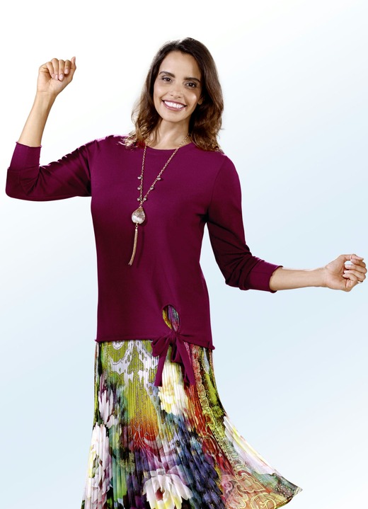 Damenmode - Pullover in 2 Farben mit Bindemöglichkeit am Saum, in Größe 038 bis 052, in Farbe BEERE