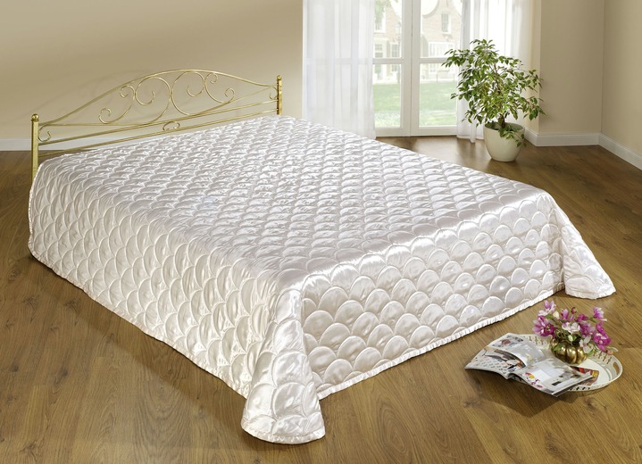 Tagesdecken - Edel glänzende Tagesdecke und Kissenbezüge mit Steppung in Muscheloptik Ansicht 4 Tagesdecken - Edel glänzende Tagesdecke und Kissenbezüge mit Steppung in Muscheloptik, in Größe 873 (für Einzelbett, 135x210 cm) bis 924 (1 Kissenbezug, 40 x 80 cm), in Farbe WEINROT Ansicht 4