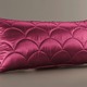 Tagesdecken - Edel glänzende Tagesdecke und Kissenbezüge mit Steppung in Muscheloptik – Farbe WEINROT Tagesdecken - Edel glänzende Tagesdecke und Kissenbezüge mit Steppung in Muscheloptik, in Größe 873 (für Einzelbett, 135x210 cm) bis 924 (1 Kissenbezug, 40 x 80 cm), in Farbe WEINROT