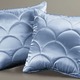 Tagesdecken - Edel glänzende Tagesdecke und Kissenbezüge mit Steppung in Muscheloptik – Farbe BLAU – Ansicht 1 Tagesdecken - Edel glänzende Tagesdecke und Kissenbezüge mit Steppung in Muscheloptik, in Größe 873 (für Einzelbett, 135x210 cm) bis 924 (1 Kissenbezug, 40 x 80 cm), in Farbe WEINROT – Farbe BLAU – Ansicht 1