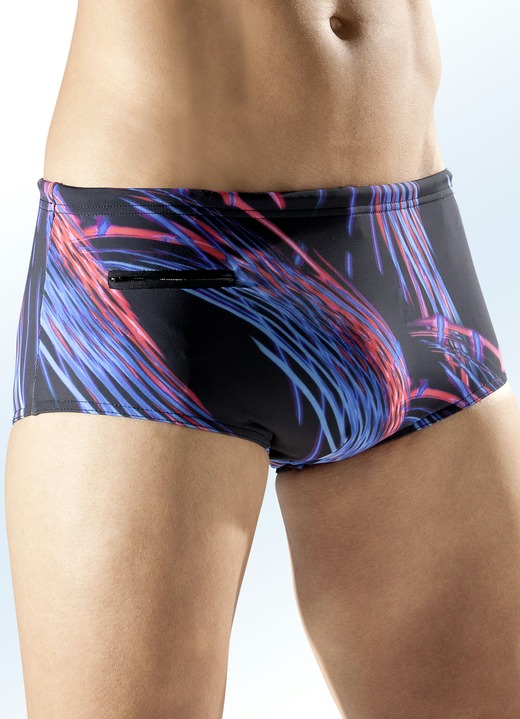 Bademode - Badehose in höherer Slipform mit buntem Druckdessin allover, in Größe 004 bis 010, in Farbe SCHWARZ-BLAU-ROT Ansicht 1