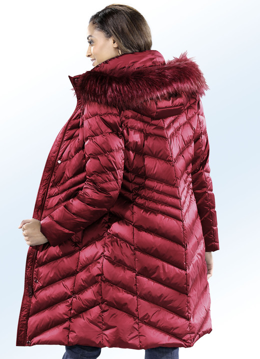 Jacken, Mäntel, Blazer - Daunenmantel in 2 Farben, in Größe 034 bis 052, in Farbe RUBINROT Ansicht 1