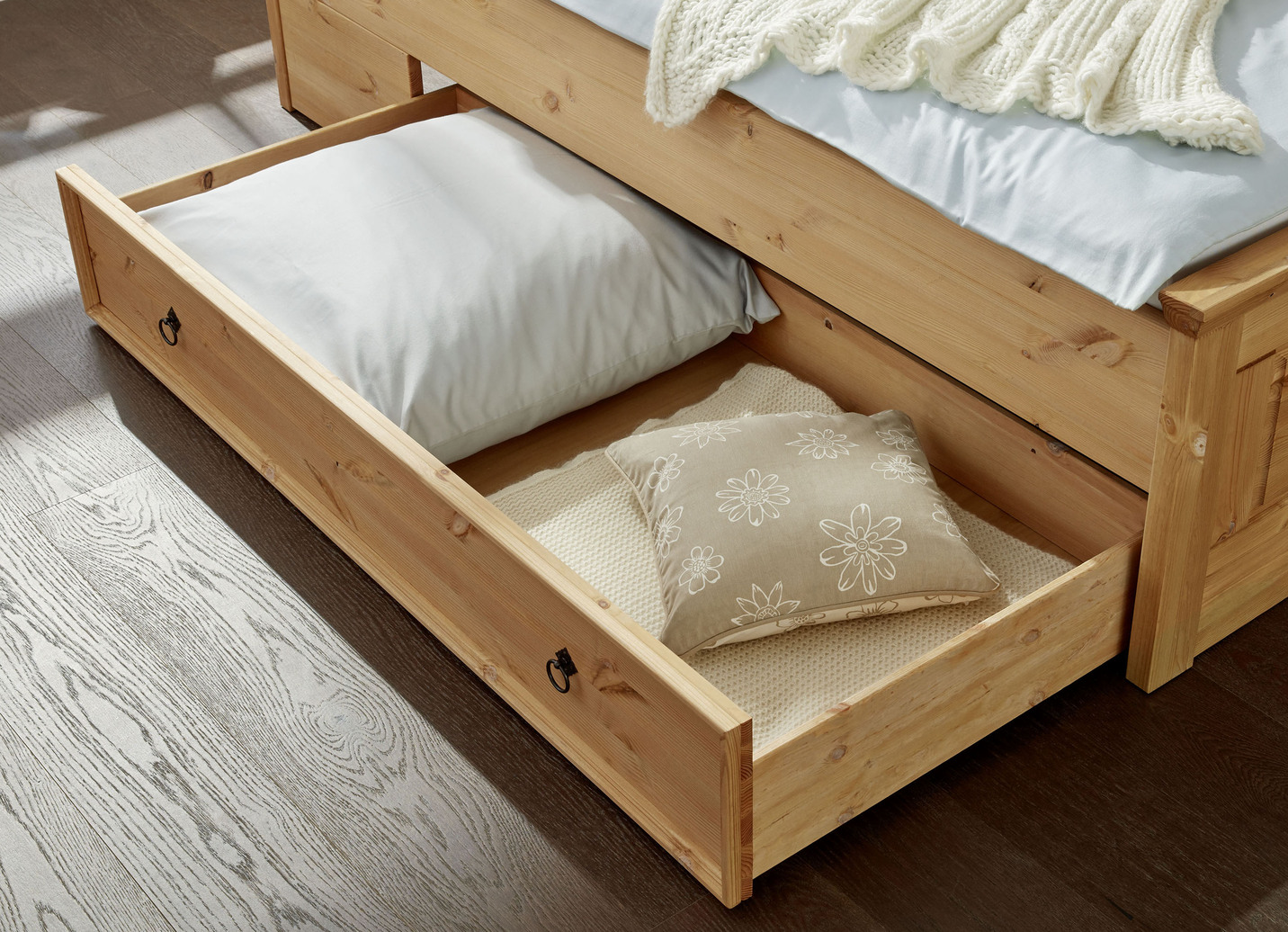 Schlafzimmerprogramm aus massivem Kiefernholz - Schlafzimmer | Brigitte