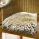 Wohnaccessoires - Merino-Lammfell-Sitzauflage in Tierform – Farbe SAND Wohnaccessoires - Merino-Lammfell-Sitzauflage in Tierform, in Farbe NATURWEISS