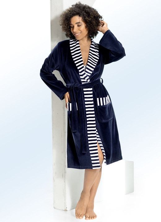 Hausmäntel - Hausmantel mit Schalkragen, in Größe 036 bis 054, in Farbe AUBERGINE Ansicht 2