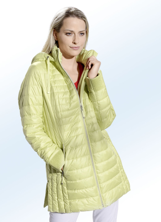 Jacken, Mäntel, Blazer - Jacke mit gesmoktem Rand an der abnehmbaren Kapuze Jacken, Mäntel, Blazer - Jacke mit gesmoktem Rand an der abnehmbaren Kapuze, in Größe 036 bis 054, in Farbe LIMONE