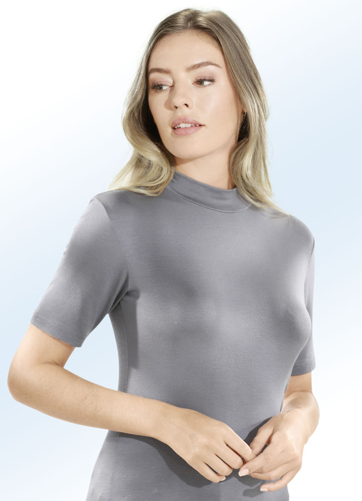 Unterhemden - Zweierpack Shirts mit Stehkragen und kurzen Ärmeln, in Größe 036 bis 052, in Farbe 1X BORDEAUX, 1X MARINE Ansicht 9