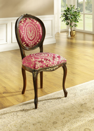 Klassischer Stuhl mit schönen Schnitzereien