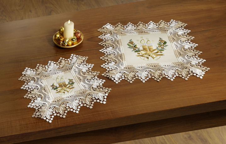 Tischdecken - Tisch- und Raumdekoration mit weihnachtlichen Kerzenmotiven, in Größe 101 (Deckchen, 35/ 50 cm) bis 404 (Kissenbezug, 40/ 40 cm), in Farbe ECRU-BUNT Ansicht 1