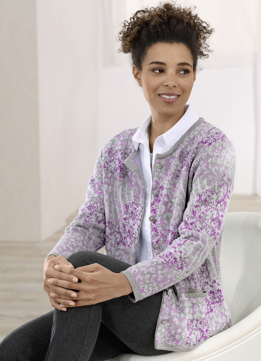 Jacken, Westen & Sets - Strickjacke mit dekorativen Knöpfen Jacken, Westen & Sets - Strickjacke mit dekorativen Knöpfen, in Größe 038 bis 054, in Farbe GRAU-BEERE-ROSA