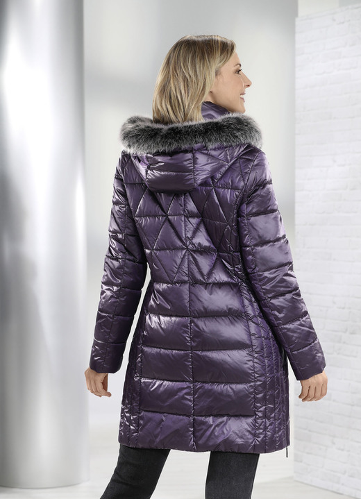 Jacken, Mäntel, Blazer - Kurzmantel mit Längssteppung seitlich, in Größe 036 bis 054, in Farbe AUBERGINE Ansicht 2