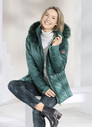 Jacke mit figurgrünstiger Längssteppung seitlich