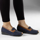 Komfortschuhe - Waldläufer, bequeme Damen-Slipper, Weite H, mit herausnehmbarem Fußbett, in Größe 3 1/2 bis 8, in Farbe COGNAC-BLAU – Farbe MARINE-COGNAC – Ansicht 2