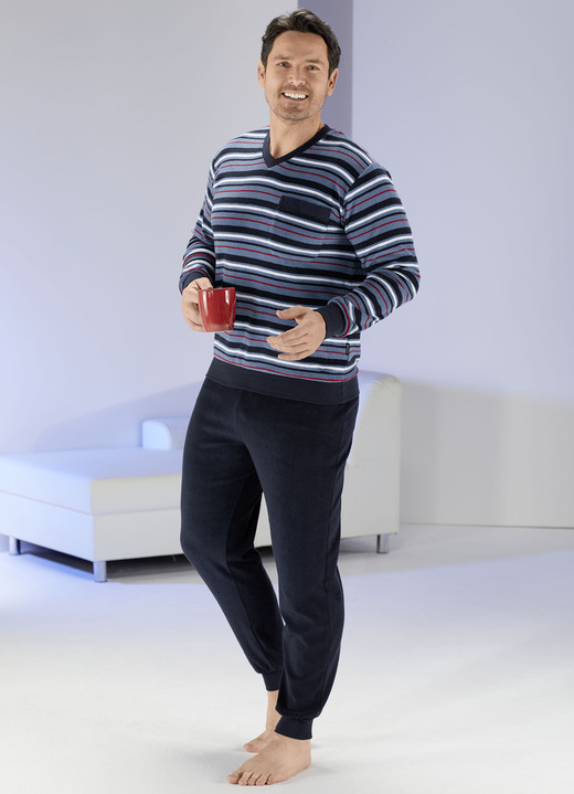 Nachtwäsche - Schlafanzug aus Frottierstretch mit Bündchenabschlüssen, V-Ausschnitt und garngefärbtem Ringeldessin, in Größe 046 bis 060, in Farbe JEANSBLAU-NAVY Ansicht 2