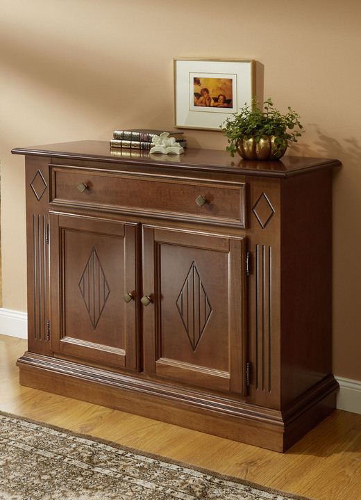 - Kommodenserie mit kunstvollen Verzierungen und Echtholzfurnier, in Farbe NUSSBAUM, in Ausführung 2-türig Ansicht 2