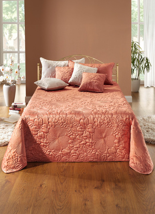 Hervorragend verarbeitete Tagesdecke und passende Kissenbezüge