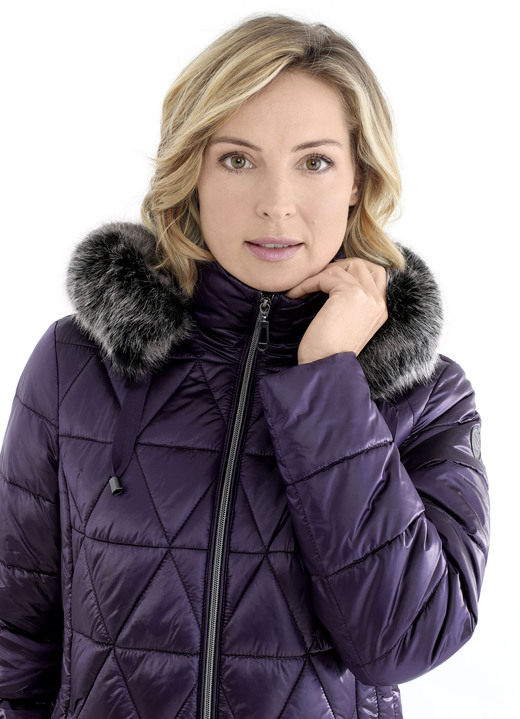 Jacken, Mäntel, Blazer - Kurzmantel mit Längssteppung seitlich, in Größe 036 bis 054, in Farbe AUBERGINE Ansicht 3