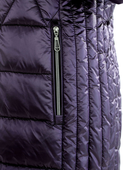 Jacken, Mäntel, Blazer - Kurzmantel mit Längssteppung seitlich, in Größe 036 bis 054, in Farbe AUBERGINE Ansicht 4