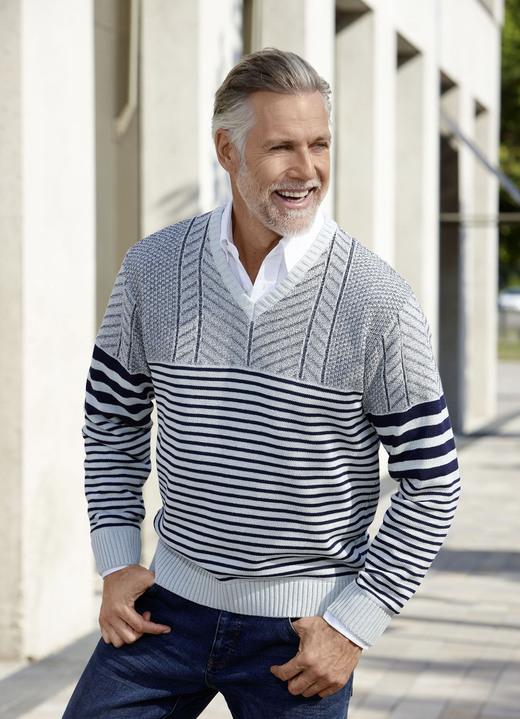 Herrenmode - V-Pullover mit Streifen- und Strukturdessin, in Größe 046 bis 062, in Farbe MARINE-GRAU Ansicht 2