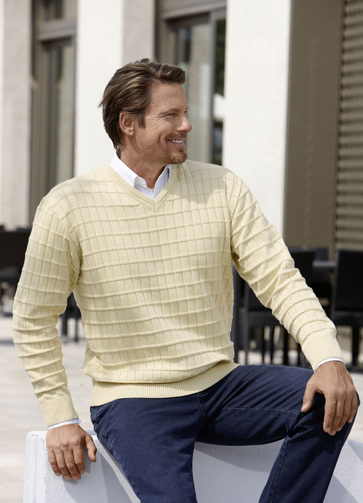 Hemden, Pullover & Shirts - Legerer V-Pullover mit Strukturdessin in 3 Farben, in Größe 046 bis 062, in Farbe JEANSBLAU MELIERT Ansicht 3