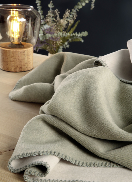 - Wohndecke mit Uni-Wendeseite und Häkelsaum, in Farbe GRÜN-NATUR Ansicht 1