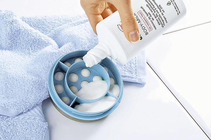 Hilfsmittel - Rückencremer mit integrierten Rollen, in Farbe WEISS Ansicht 3