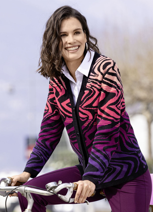 Jacken, Westen & Sets - Strickjacke in Jacquard-Dessin Jacken, Westen & Sets - Strickjacke in Jacquard-Dessin, in Größe 038 bis 054, in Farbe SCHWARZ-LILA-MULTICOLOR