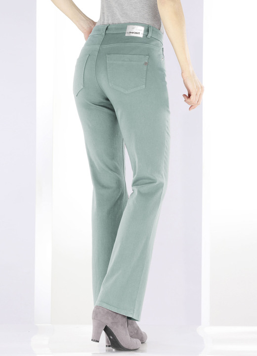 Jeans - Magic-Jeans mit modisch weiterem Beinverlauf, in Größe 017 bis 088, in Farbe SALBEI Ansicht 4