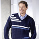Hemden, Pullover & Shirts - Klassischer Pullover mit V-Ausschnitt in 3 Farben, in Größe 046 bis 062, in Farbe MARINE