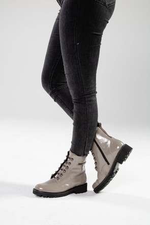 Komfortschuhe - Remonte Stiefelette mit trendigen Zierketten in Schnür-Optik, in Größe 036 bis 042, in Farbe TAUPE – Farbe TAUPE – Ansicht 