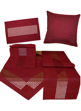Tischdecke mit dekorativer Lochstanzung