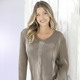 Pullover - Pullover mit kürzerem Vorderteil – Farbe TAUPE – Ansicht 1 Pullover - Pullover mit kürzerem Vorderteil, in Größe L(44/46) bis XS(32/34), in Farbe ECRU – Farbe TAUPE – Ansicht 1