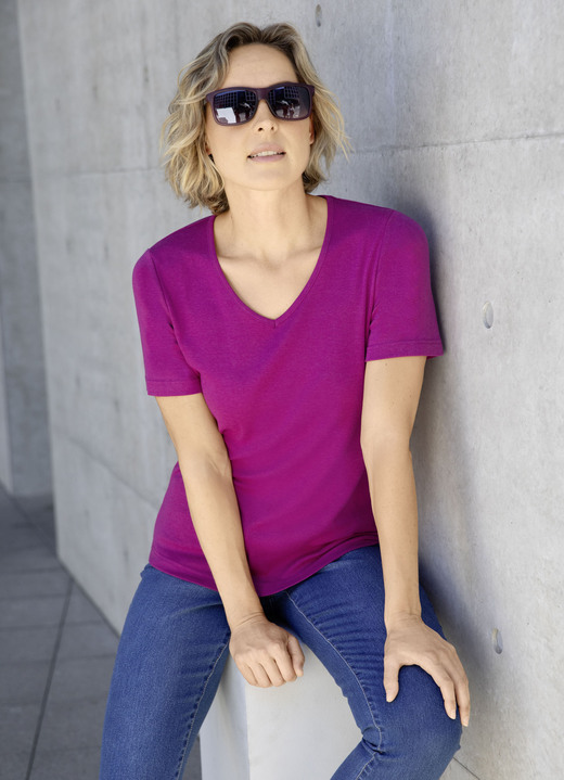 Shirts - Shirt mit hohem Tragekomfort in 10 Farben, in Größe 034 bis 052, in Farbe MAGENTA Ansicht 1