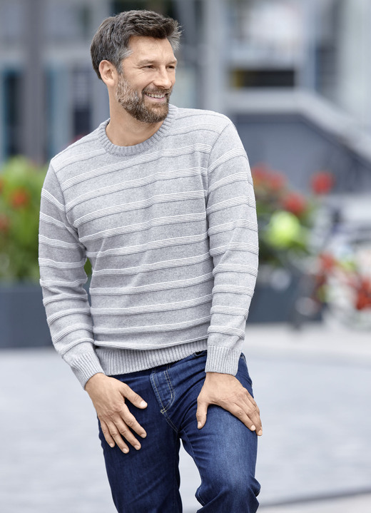 Hemden, Pullover & Shirts - Rundhalspullover mit Strukturdessin in 2 Farben, in Größe 046 bis 062, in Farbe HELLBLAU MELIERT Ansicht 2