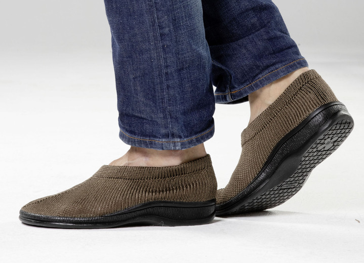 Slipper & Schnürschuhe - Slipper aus elastischem Strickmaterial, in Größe 039 bis 045, in Farbe BRAUN Ansicht 4