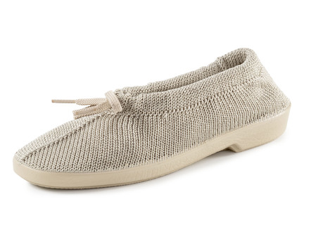 Slipper aus elastischem Strickmaterial mit Schnürung