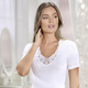 Unterhemden - Zweierpack Shirts mit dezent glänzender Stickereispitze – Farbe WEISS – Ansicht 1 Unterhemden - Zweierpack Shirts mit dezent glänzender Stickereispitze, in Größe 038 bis 054, in Farbe WEISS – Farbe WEISS – Ansicht 1